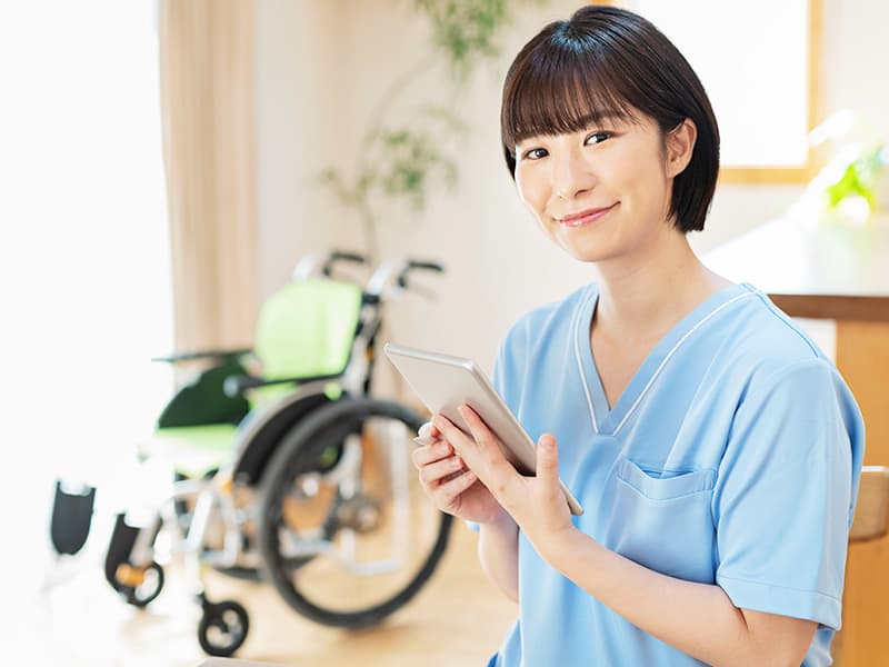 タブレットを操作する看護師